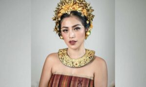 Cekricek.id – Jessica Iskandar atau yang akrab disapa Jedar itu berhasil menyorot perhatian dengan dandanannya yang menggunakan pakaian khas daerah Bali. Dia tampil cantik dan anggun hingga dijuluki oleh para penggemarnya sebagai ratu. Mereka tampaknya begitu terpukau dengan penampilan idola mereka tersebut.