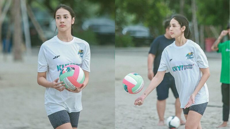 Cekricek.id - Anya Geraldine rupanya tak hanya jago saat bermain tenis, namun juga piawai dalam olahraga voli pantai. Meski kali pertama mencoba permainan bola besar tersebut, namun dia sudah terlihat begitu nyaman mengayunkan tangan untuk melambungkan benda bola.