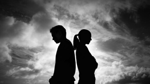 Cekricek.id – Tidak semua orang bisa dengan cepat move on setelah putus hubungan dengan kekasihnya. Namun, jika dibandingkan antara pria dan wanita, kira-kira yang mana yang paling cepat? Mungkin banyak yang bertanya-tanya, atau sudah mendapatkan jawabannya dari pengalaman pribadi.