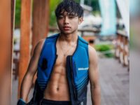 Cekricek.id – Betrand Peto Putra Onsu, semakin melebarkan sayapnya di dunia hiburan. Baru-baru ini dia merilis lagu baru yang video musiknya langsung trending di YouTube. Hal itu jelas membanggakan, namun ada satu lagi yang terlihat berbeda dari penampilannya.