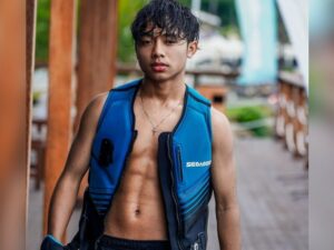 Cekricek.id – Betrand Peto Putra Onsu, semakin melebarkan sayapnya di dunia hiburan. Baru-baru ini dia merilis lagu baru yang video musiknya langsung trending di YouTube. Hal itu jelas membanggakan, namun ada satu lagi yang terlihat berbeda dari penampilannya.