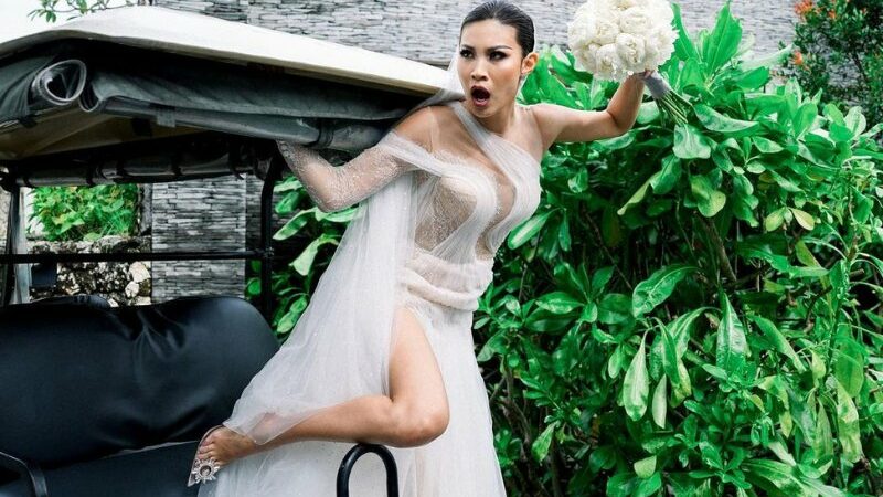 Cekricek.id – Patricia Gouw telah resmi dipersunting oleh mempelai pria yang kini menjadi suaminya. Dari beberapa unggahan yang dia bagikan, model jebolan Asia’s Next Top Model tampil begitu anggun dengan gaun pernikahannya yang serba putih.