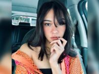 Cekricek.id – Lama tak muncul di layar kaca, Nana Mirdad agaknya tak pernah terlupakan dari ingatan penggemarnya. Netizen selalu tahu perkembangan artis cantik yang dikenal memiliki wajah yang awet muda tersebut. Apalagi ketika dia mencoba potongan rambut baru yang membuatnya semakin tak terlihat seperti usianya yang sebernarnya.