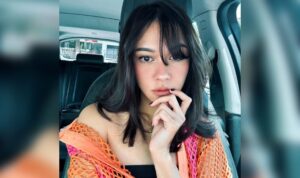 Cekricek.id – Lama tak muncul di layar kaca, Nana Mirdad agaknya tak pernah terlupakan dari ingatan penggemarnya. Netizen selalu tahu perkembangan artis cantik yang dikenal memiliki wajah yang awet muda tersebut. Apalagi ketika dia mencoba potongan rambut baru yang membuatnya semakin tak terlihat seperti usianya yang sebernarnya.