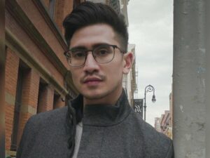 Cekricek.id – Verrell Bramasta terlihat semakin maco setelah memutuskan berkarier di dunia politik. Pada beberapa unggahan terbaru media sosialnya, dia tampil dengan brewok tipis yang menghiasi area sekitar dagu, tak ketinggalan kumis yang tumbuh dengan rapi di antara mulut dan hidung.