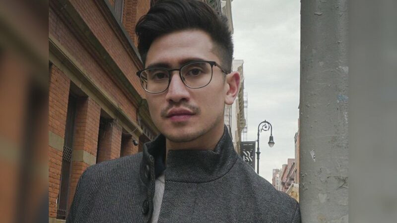 Cekricek.id – Verrell Bramasta terlihat semakin maco setelah memutuskan berkarier di dunia politik. Pada beberapa unggahan terbaru media sosialnya, dia tampil dengan brewok tipis yang menghiasi area sekitar dagu, tak ketinggalan kumis yang tumbuh dengan rapi di antara mulut dan hidung.