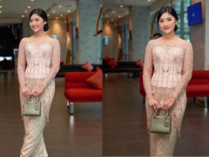 Cekricek.id – Erina Gudono mengenakan setelan kebaya cantik ketika menghadiri sebuah acara. Tampilannya yang anggun dengan rambut pajang yang disanggul ke belakang dengan sederhana justru membuatnya semakin berkelas. Namun, di samping itu semua, ada satu hal lagi yang mencuri perhatian.