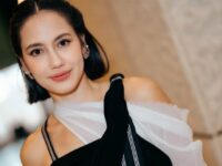 Cekricek.id – Pevita Pearce sudah mengakhiri masa liburannya yang cukup panjang. Dia hadir mengejutkan penggemarnya dengan karya akting terbarunya lewat sebuah web series. Bukan hanya itu, dandanan terbaru yang dia pemerkan ke media sosial juga sukses membuat ketar-ketir.