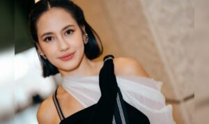 Cekricek.id – Pevita Pearce sudah mengakhiri masa liburannya yang cukup panjang. Dia hadir mengejutkan penggemarnya dengan karya akting terbarunya lewat sebuah web series. Bukan hanya itu, dandanan terbaru yang dia pemerkan ke media sosial juga sukses membuat ketar-ketir.