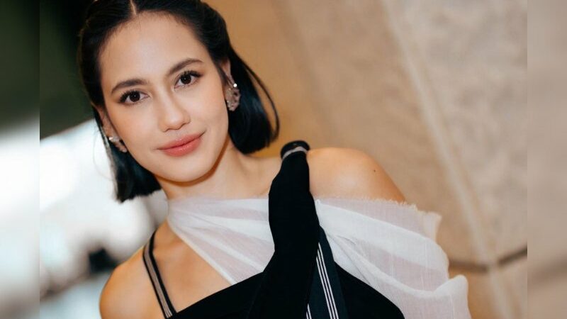 Cekricek.id – Pevita Pearce sudah mengakhiri masa liburannya yang cukup panjang. Dia hadir mengejutkan penggemarnya dengan karya akting terbarunya lewat sebuah web series. Bukan hanya itu, dandanan terbaru yang dia pemerkan ke media sosial juga sukses membuat ketar-ketir.