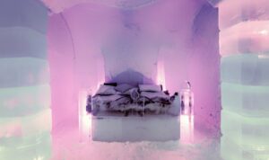 Cekricek.id – Hotel Es adalah satu dari jenis penginapan unik yang berhasil menarik perhatian para traveller untuk mencoba bermalam di sana. Sesuai namanya, tempat tersebut dibangun dengan lantai dan dinding serta perabotan yang terbuat dari bongkahan benda dingin yang ada di kawasan bersalju.