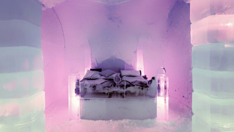 Cekricek.id – Hotel Es adalah satu dari jenis penginapan unik yang berhasil menarik perhatian para traveller untuk mencoba bermalam di sana. Sesuai namanya, tempat tersebut dibangun dengan lantai dan dinding serta perabotan yang terbuat dari bongkahan benda dingin yang ada di kawasan bersalju.