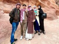Cekricek.id – Mulan Jameela bersama anak-anaknya yang sudah beranjak dewasa menikmati liburan dengan wisata sejarah ke luar negeri. Dalam salah satu unggahan, mereka terlihat sedang mengunjungi situs bersejarah Petra yang terletak di Yordania.