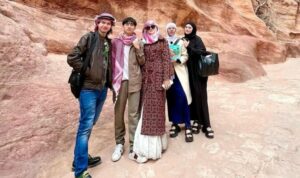 Cekricek.id – Mulan Jameela bersama anak-anaknya yang sudah beranjak dewasa menikmati liburan dengan wisata sejarah ke luar negeri. Dalam salah satu unggahan, mereka terlihat sedang mengunjungi situs bersejarah Petra yang terletak di Yordania.