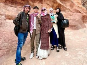 Cekricek.id – Mulan Jameela bersama anak-anaknya yang sudah beranjak dewasa menikmati liburan dengan wisata sejarah ke luar negeri. Dalam salah satu unggahan, mereka terlihat sedang mengunjungi situs bersejarah Petra yang terletak di Yordania.