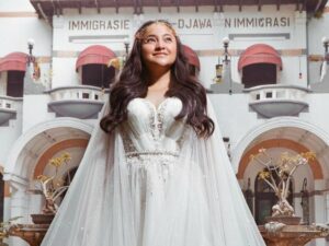 Cekricek.id – Marshanda dalam unggahan terbarunya tampil dengan setelan gaun mengembang berwarna putih. Ditambah dengan aksesoris berwarna emas yang melingkar di atas kepalanya, mengingatkan orang-orang pada sosok bidadari.