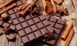 Cekricek.id – Tidak hanya meningkatkan mood, coklat yang bercita rasa manis itu ternyata memiliki sejumlah manfaat untuk kesehatan tubuh. Seperti yang dijelaskan dalam sebuah eksperimen kesehatan yang menemukan berbagai manfaat tersebut jika mengonsumsi makanan manis tersebut setiap hari selama seminggu.