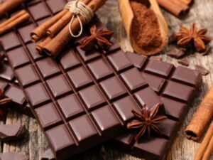 Cekricek.id – Tidak hanya meningkatkan mood, coklat yang bercita rasa manis itu ternyata memiliki sejumlah manfaat untuk kesehatan tubuh. Seperti yang dijelaskan dalam sebuah eksperimen kesehatan yang menemukan berbagai manfaat tersebut jika mengonsumsi makanan manis tersebut setiap hari selama seminggu.