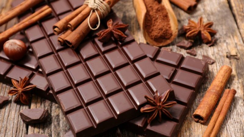 Cekricek.id – Tidak hanya meningkatkan mood, coklat yang bercita rasa manis itu ternyata memiliki sejumlah manfaat untuk kesehatan tubuh. Seperti yang dijelaskan dalam sebuah eksperimen kesehatan yang menemukan berbagai manfaat tersebut jika mengonsumsi makanan manis tersebut setiap hari selama seminggu.