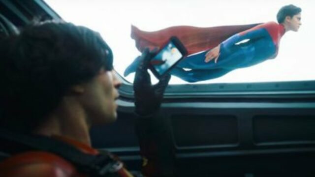 Cekricek.id - Trailer film “The Flash” yang dirilis selama Super Bowl 2023 memperlihatkan sejumlah adegan sosok Bruce Wayne dari Ben Affleck, Batman dari Michel Keaton, dan Supergirl dari Sasha Calle. Setelah melalui berbagai penundaan dan masalah di balik layar lainnya, film ini akhirnya menunjukkan batang hidungnya juga.