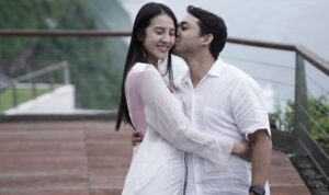 Cekricek.id – Nadif Zahiruddin adalah kekasih Anya Geraldine yang mulai sering dipamerkannya sejak akhir tahun lalu. Pria yang memiliki brewok tipis itu berhasil mencuri perhatian publik karena paras tampan yang dimilikinya. Bahkan ada juga yang menyebutnya mirip dengan aktor India.