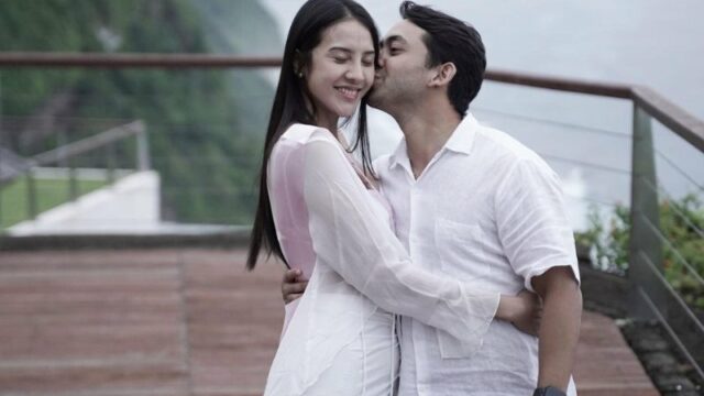 Cekricek.id – Nadif Zahiruddin adalah kekasih Anya Geraldine yang mulai sering dipamerkannya sejak akhir tahun lalu. Pria yang memiliki brewok tipis itu berhasil mencuri perhatian publik karena paras tampan yang dimilikinya. Bahkan ada juga yang menyebutnya mirip dengan aktor India.