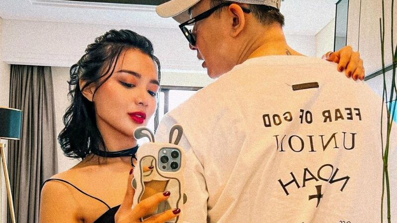 Cekricek.id – Wika Salim kembali pamer kebersamaannya dengan pacar tampannya. Sebelumnya, dia juga sempat beberapa kali membagikan momen romantin mereka lewat unggahan di media sosial. Namun, kali ini, latar foto yang diperlihatkan membuat netizen jadi berprasangka lain.