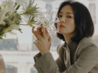 Cekricek.id – Song Hye Kyo terus mengepakkan sayapnya di dunia hiburan. Setelah rumah tangganya hancur pasca perceraiannya dengan Song Joong Ki, aktris cantik itu sempat vakum dan mulai kembali berakting dua tahun kemudian. Namun, hal itu tak membuat namanya padam, melainkan semakin bersinar dan dikagumi oleh banyak orang.