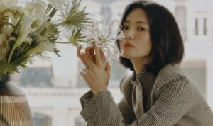 Cekricek.id – Song Hye Kyo terus mengepakkan sayapnya di dunia hiburan. Setelah rumah tangganya hancur pasca perceraiannya dengan Song Joong Ki, aktris cantik itu sempat vakum dan mulai kembali berakting dua tahun kemudian. Namun, hal itu tak membuat namanya padam, melainkan semakin bersinar dan dikagumi oleh banyak orang.