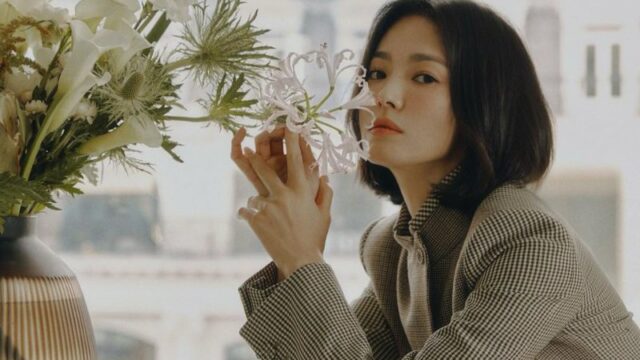 Cekricek.id – Song Hye Kyo terus mengepakkan sayapnya di dunia hiburan. Setelah rumah tangganya hancur pasca perceraiannya dengan Song Joong Ki, aktris cantik itu sempat vakum dan mulai kembali berakting dua tahun kemudian. Namun, hal itu tak membuat namanya padam, melainkan semakin bersinar dan dikagumi oleh banyak orang.