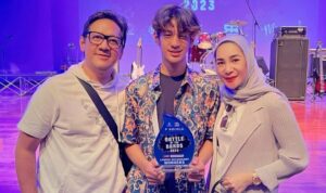 Cekricek.id – Andre Taulany membagikan beberapa momen saat dirinya dan sang istri mendatangi acara penghargaan anak laki-lakinya, Kenzy Taulany. Bocah laki-laki yang kini sudah beranjak remaja tersebut sukses mencuri perhatian karena memiliki paras yang begitu tampan.