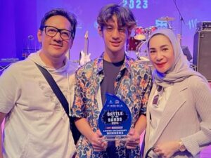 Cekricek.id – Andre Taulany membagikan beberapa momen saat dirinya dan sang istri mendatangi acara penghargaan anak laki-lakinya, Kenzy Taulany. Bocah laki-laki yang kini sudah beranjak remaja tersebut sukses mencuri perhatian karena memiliki paras yang begitu tampan.