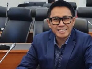 Cekricek.id – Eko Patrio sangat layak jika diberikan gelar sultan seperti sejumlah selebriti lain yang diberi sebutan demikian. Bukan abal-abal, pelawak yang beralih menjadi politikus itu ternyata tinggal di sebuah rumah megah yang diisi dengan perabotan canggih.