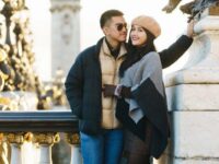 Cekricek.id – Erina Gudono dan Kaesang Pangarep kini tengah berbulan madu di Paris, Prancis. Tempat yang dijuluki sebagai kota cinta itu berhasil mengukir kenangan manis di antara pasangan suami istri tersebut. Bahkan ada hal-hal yang baru pertama kali mereka lakukan berdua sepanjang umur pernikahannya.