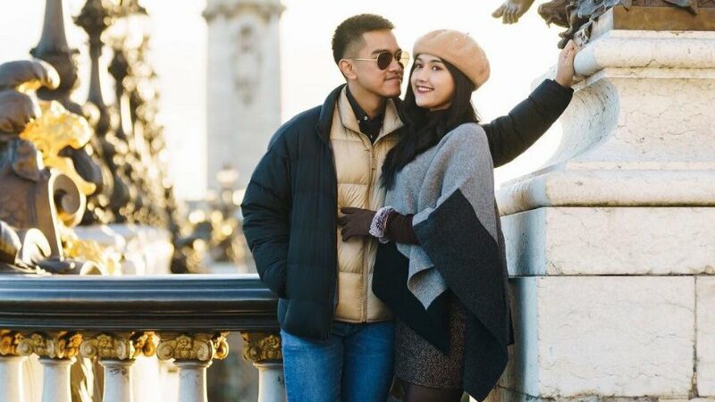 Cekricek.id – Erina Gudono dan Kaesang Pangarep kini tengah berbulan madu di Paris, Prancis. Tempat yang dijuluki sebagai kota cinta itu berhasil mengukir kenangan manis di antara pasangan suami istri tersebut. Bahkan ada hal-hal yang baru pertama kali mereka lakukan berdua sepanjang umur pernikahannya.
