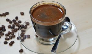 Cekricek.id – Kopi adalah salah satu minuman berkafein yang sering dijadikan sebagai teman begadang. Banyak orang yang percaya bahwa minuman tersebut dapat membuat mata tetap terjaga serta juga dapat membantu kinerja tubuh saat berolahraga. Tetapi tahukah kamu batas aman meminum berkafein tersebut?