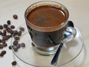 Cekricek.id – Kopi adalah salah satu minuman berkafein yang sering dijadikan sebagai teman begadang. Banyak orang yang percaya bahwa minuman tersebut dapat membuat mata tetap terjaga serta juga dapat membantu kinerja tubuh saat berolahraga. Tetapi tahukah kamu batas aman meminum berkafein tersebut?