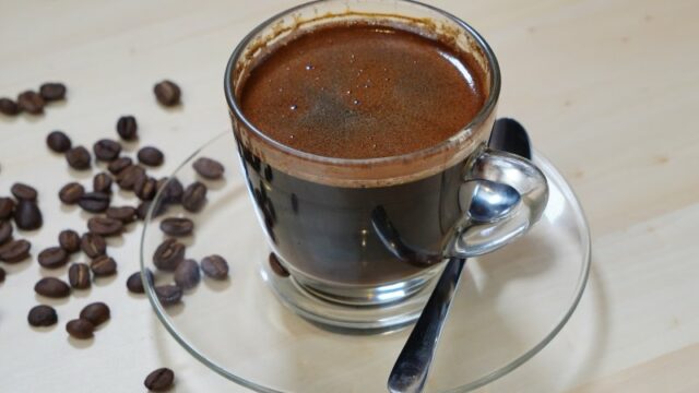 Cekricek.id – Kopi adalah salah satu minuman berkafein yang sering dijadikan sebagai teman begadang. Banyak orang yang percaya bahwa minuman tersebut dapat membuat mata tetap terjaga serta juga dapat membantu kinerja tubuh saat berolahraga. Tetapi tahukah kamu batas aman meminum berkafein tersebut?