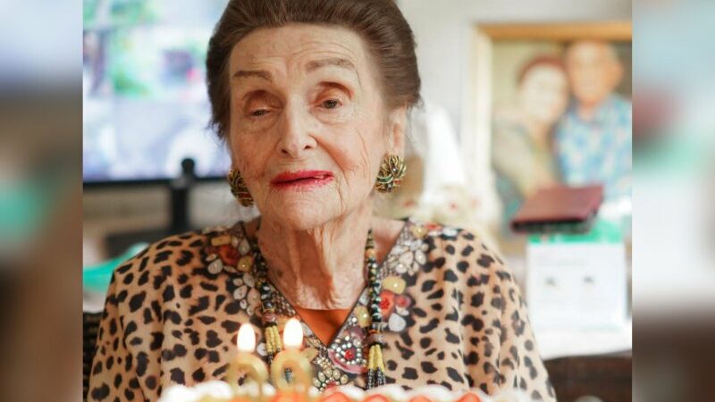 Cekricek.id – Sharena Gunawan, artis ftv berparas cantik yang dulunya sering wara-wiri di layar kaca. Baru-baru ini, istri Ryan Delon itu membagika foto perayaan ulang tahun neneknya yang sudah genap berusia 99 tahun. Mengetahui fakta bahwa wanita yang disapanya dengan oma itu berumur hampir seabad, banyak orang yang dibuat takjub.