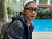 Cekricek.id – Beberapa waktu terakhir, Aming kerap tampil dengan pakaian yang alim seperti baju koko dan peci. Bukan hanya itu, dia menuliskan kata-kata yang mengindikasikan dirinya sedang berusaha untuk istiqamah dalam salah satu unggahan di media sosial.