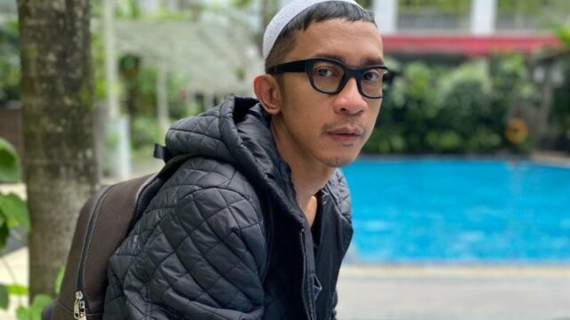 Cekricek.id – Beberapa waktu terakhir, Aming kerap tampil dengan pakaian yang alim seperti baju koko dan peci. Bukan hanya itu, dia menuliskan kata-kata yang mengindikasikan dirinya sedang berusaha untuk istiqamah dalam salah satu unggahan di media sosial.