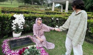 Cekricek.id – Bunga Citra Lestari alias BCL belum lama ini terlihat mengunjungi makam mendiang suaminya, Ashraf Sinclair. Dia turut serta membawa putra semata wayang mereka, Noah, untuk sama-sama mengirimkan doa dan menabur bunga.