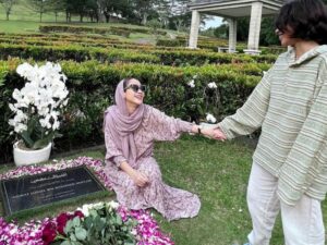 Cekricek.id – Bunga Citra Lestari alias BCL belum lama ini terlihat mengunjungi makam mendiang suaminya, Ashraf Sinclair. Dia turut serta membawa putra semata wayang mereka, Noah, untuk sama-sama mengirimkan doa dan menabur bunga.