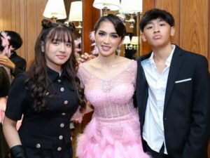 Cekricek.id – Sebagai artis cantik yang selalu tampil awet muda, Angel Karamoy membuat banyak orang terperangah ketika dirinya menunjukkan kedua anaknya yang telah remaja. Seperti ibunya, putra dan putrinya menurunan sisi rupawan yang dimilikinya.