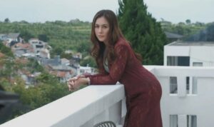 Cekricek.id, Berita Seleb dan Berita Artis – Setelah sukses meraup banyak penonton di series barunya, Wulan Guritno semakin disanjung oleh para penggemarnya. Netizen yang telah menonton serial web yang dibintanginya itu merasa sangat puas dengan alur cerita dan akting para pemain yang disajikan.