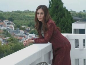 Cekricek.id, Berita Seleb dan Berita Artis – Setelah sukses meraup banyak penonton di series barunya, Wulan Guritno semakin disanjung oleh para penggemarnya. Netizen yang telah menonton serial web yang dibintanginya itu merasa sangat puas dengan alur cerita dan akting para pemain yang disajikan.
