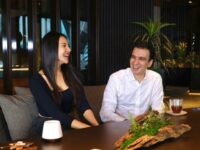 Cekricek.id – Produser film, Manoj Punjabi membagikan potret momen kebersamaannya dengan artis cantik Anya Geraldine. Lewat media sosial miliknya, mereka berdua tampak tengah asyik bercengkerama satu sama lain. Melihat hal itu, netizen langsung dibuat penasaran tentang pembicaraan dari pemilik MD Entertainment itu dengan artis idola mereka.