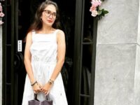 Cekricek.id – Ussy Sulistiawaty tampil cantik dengan balutan gaun putih polos yang terlihat begitu simpel. Berpadukan dengan sebuah kacamata dan rambut panjang yang tergerai, membuatnya terlihat makin cantik dan awet muda. Hanya saja, tak ada yang menduga bahwa outfit yang dia pakai dalam penampilan itu harganya hampir mencapai tiga ratus juta rupiah.