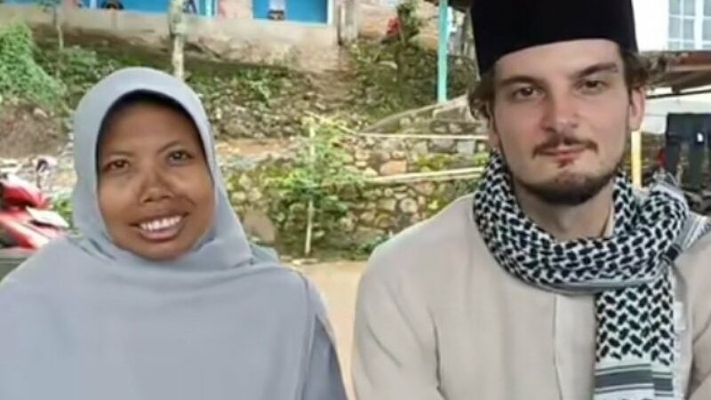 Cekricek.id – Jodoh memang tak bisa diduga-duga, buktinya ustazah asal Lombok ini bisa bertemu dan menikah dengan seorang bule Belgia. Dikehui, pria tampan berkulit putih tersebut berasal dari Belgia dan sama-sama memeluk agama Islam.