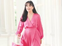 Cekricek.id – Shandy Aulia terlihat semakin awet muda saja setelah belum lama ini mengganti gaya rambutnya dengan berponi. Bukan hanya rambut, gaya berpakaiannya dengan warna-warna yang cerah juga berhasil menambah kesan wanita muda pada dirinya.